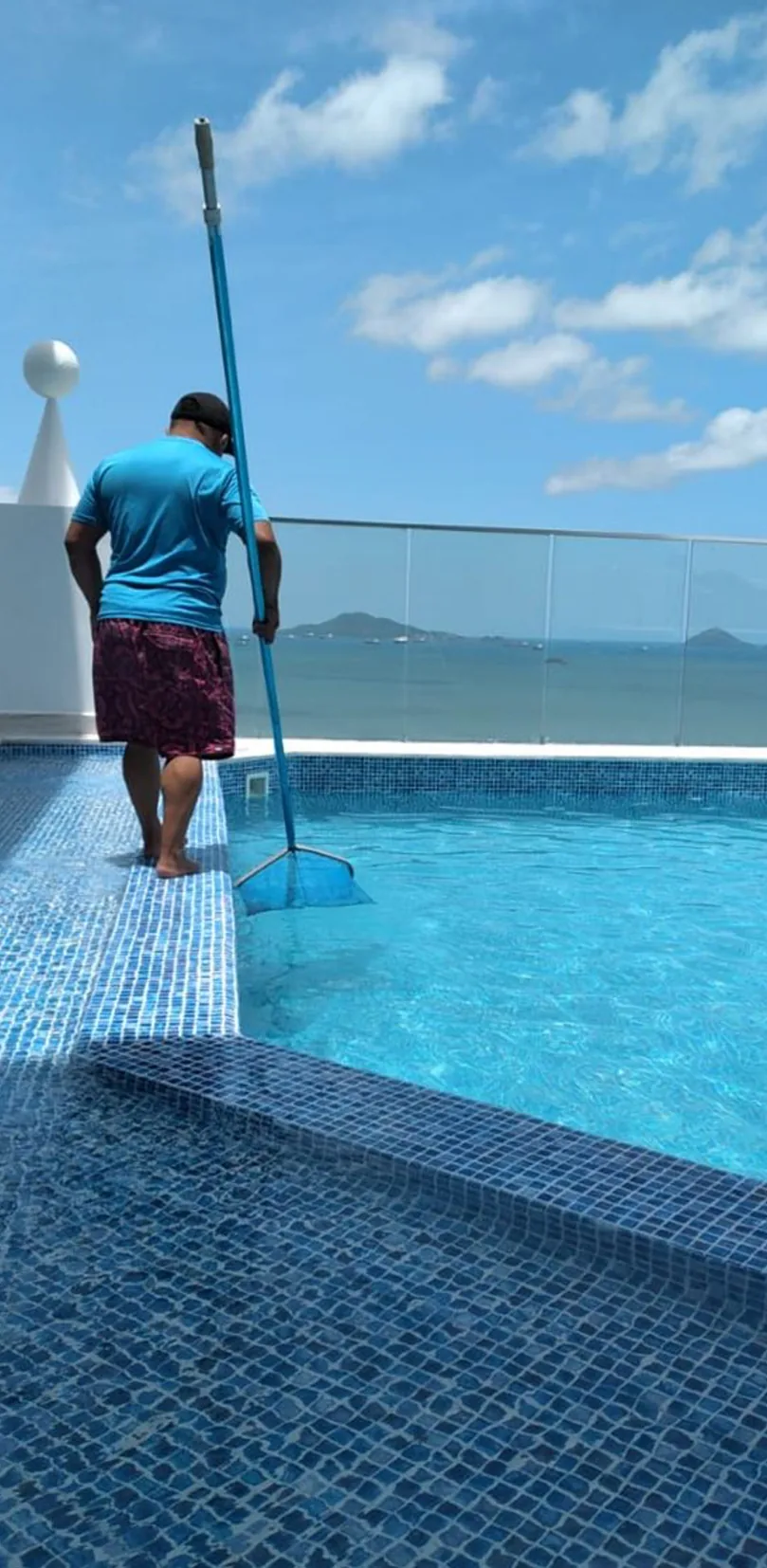 Pool Exotica AMC technician cleaning a pool